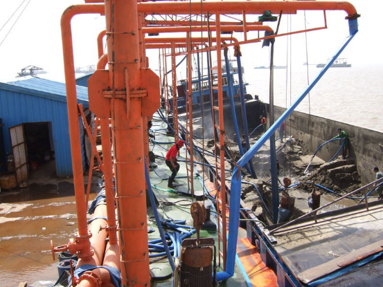 運沙船卸沙現場(chǎng)